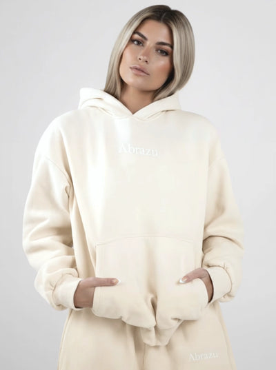 Elena mide 152 cm y lleva una talla M