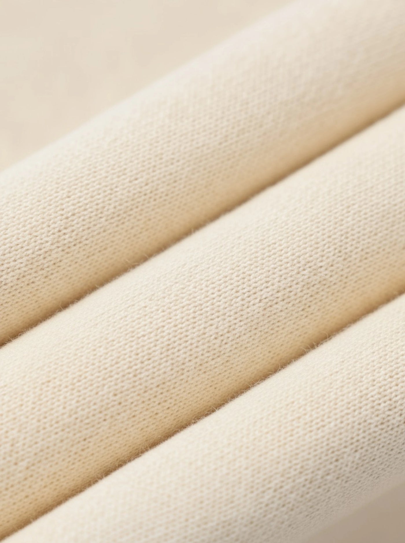 Elena mide 152 cm y lleva una talla M