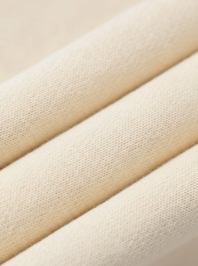 Elena mide 152 cm y lleva una talla M