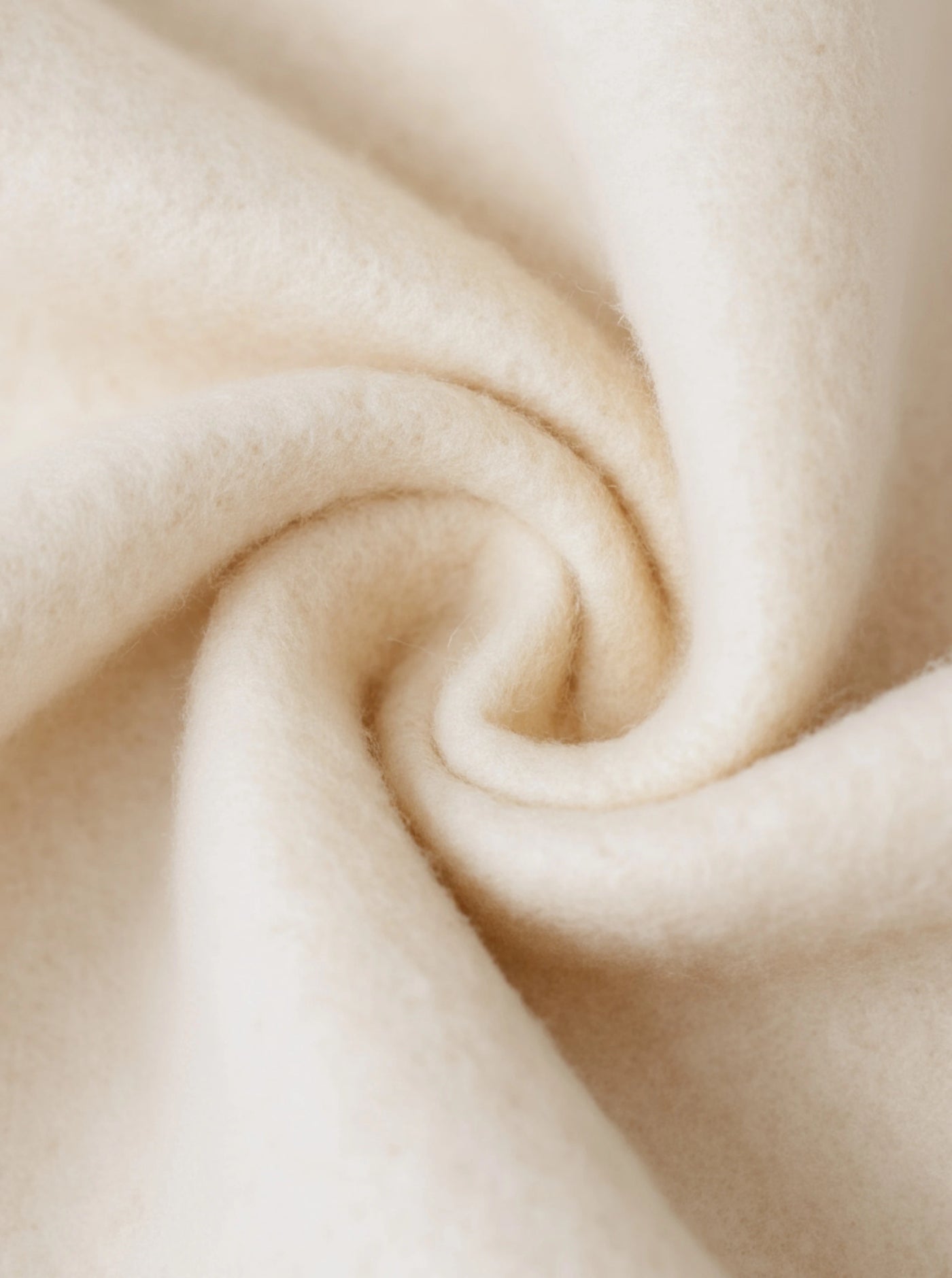 Elena mide 152 cm y lleva una talla M