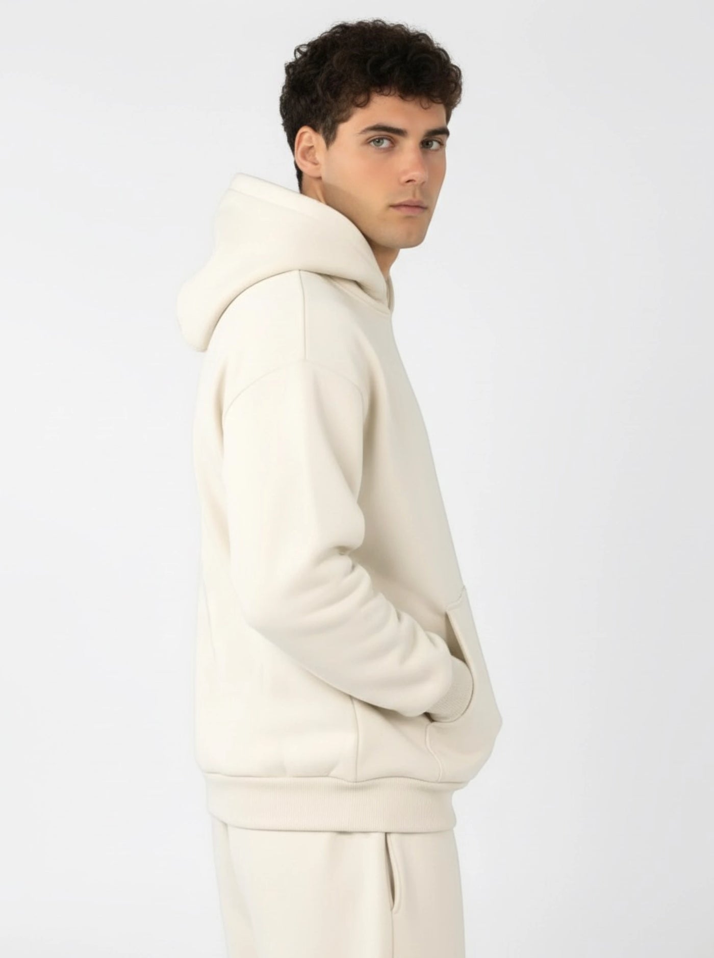 Luis mide 188 cm y lleva una talla L