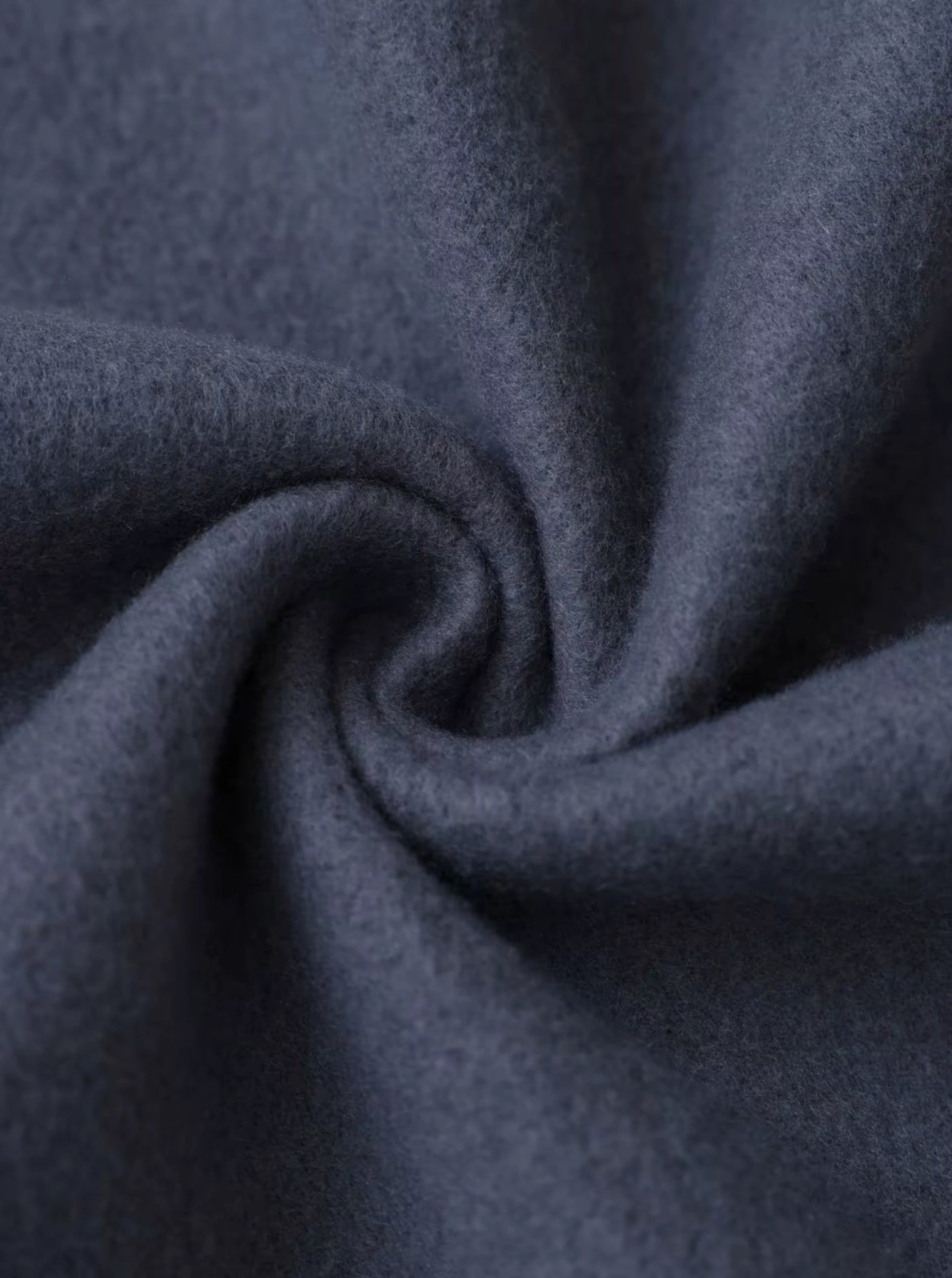 Elena mide 152 cm y lleva una talla M