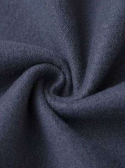 Elena mide 152 cm y lleva una talla M