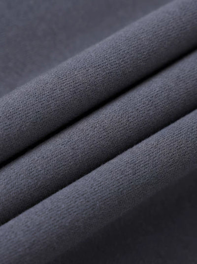 Elena mide 152 cm y lleva una talla M