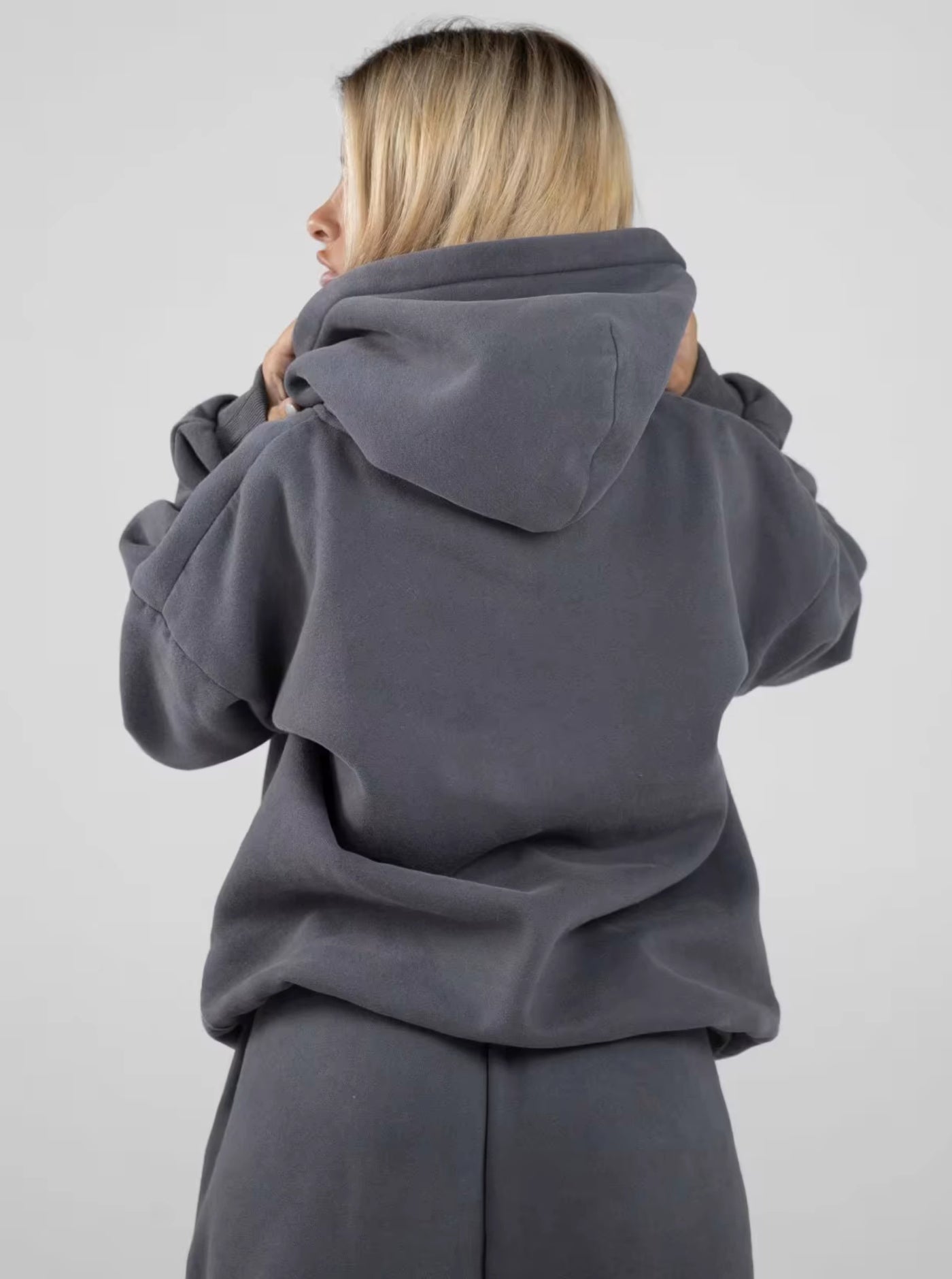 Elena mide 152 cm y lleva una talla M