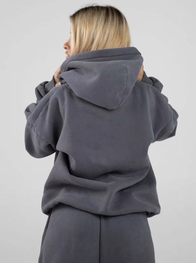 Elena mide 152 cm y lleva una talla M