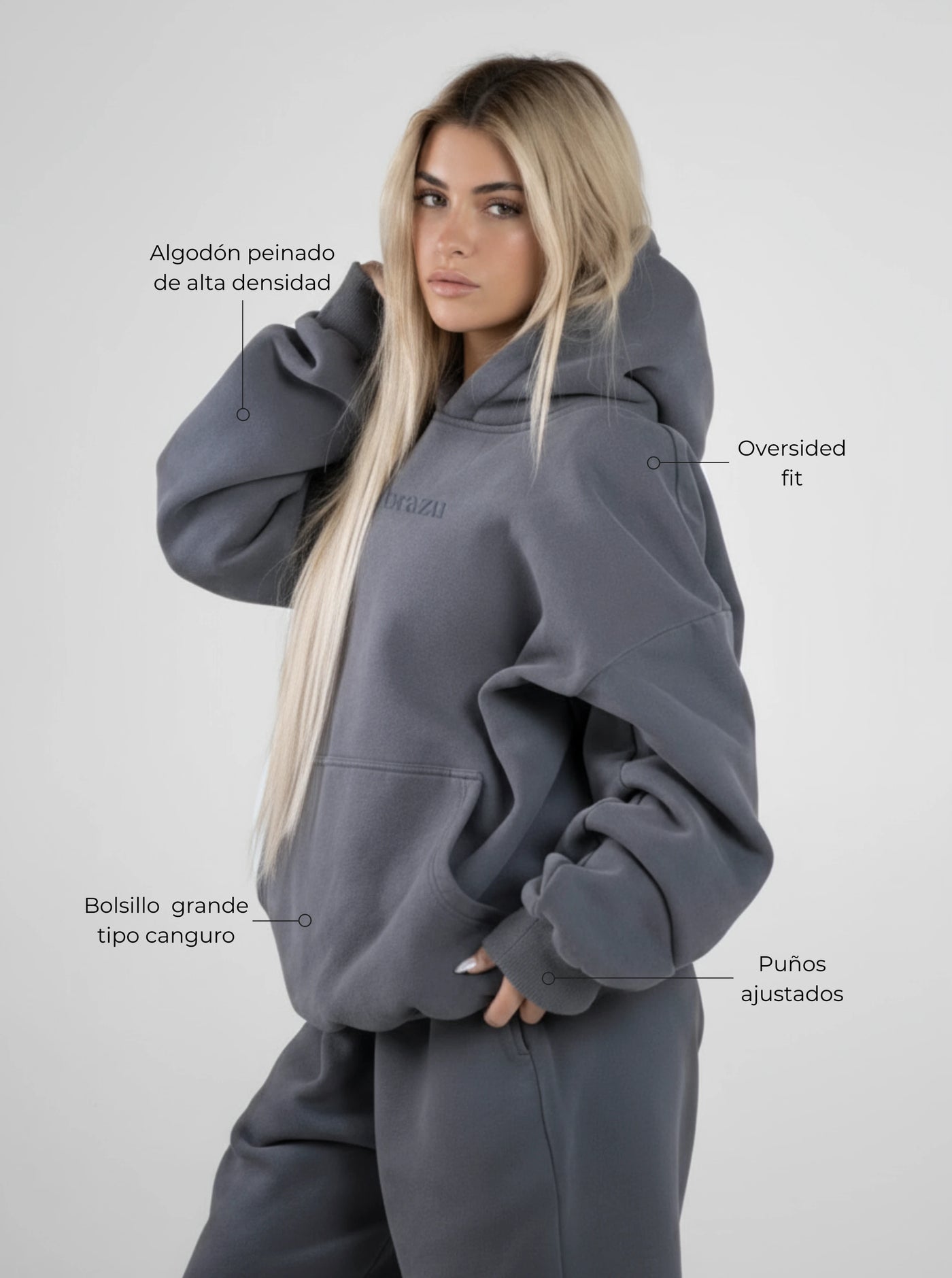 Elena mide 152 cm y lleva una talla M