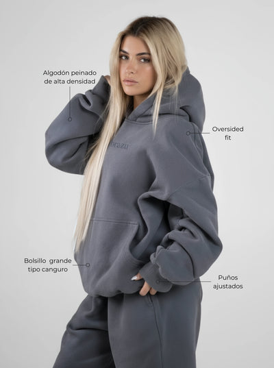 Elena mide 152 cm y lleva una talla M