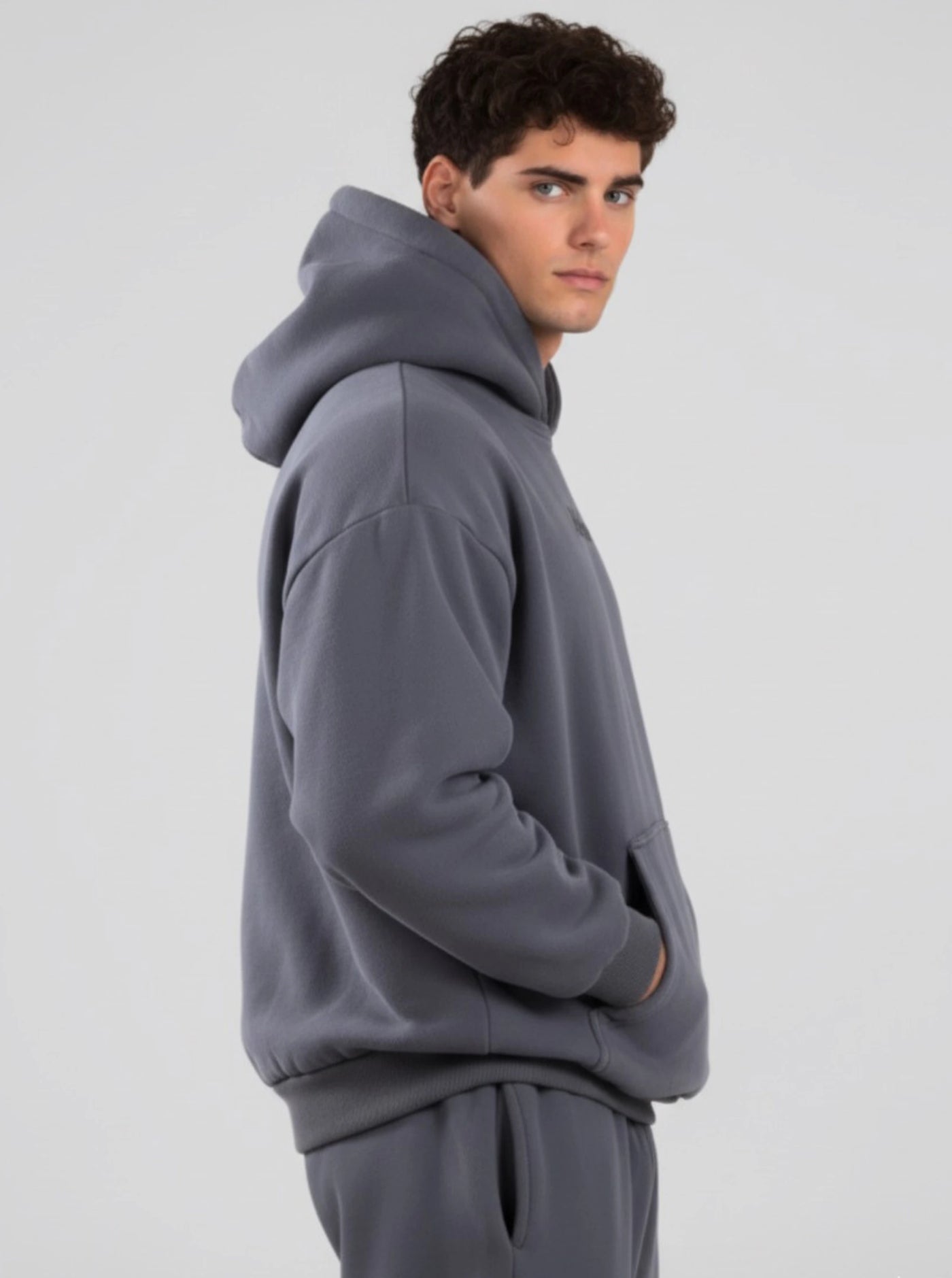 Luis mide 188 cm y lleva una talla L