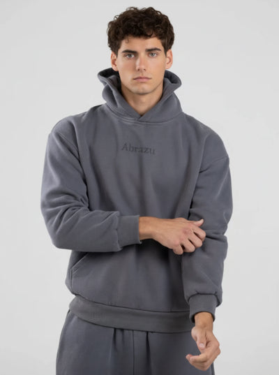 Luis mide 188 cm y lleva una talla L