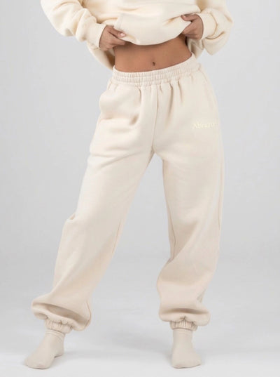 Elena mide 152 cm y lleva una talla M