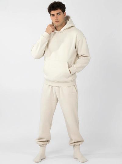 Luis mide 188 cm y lleva una talla L