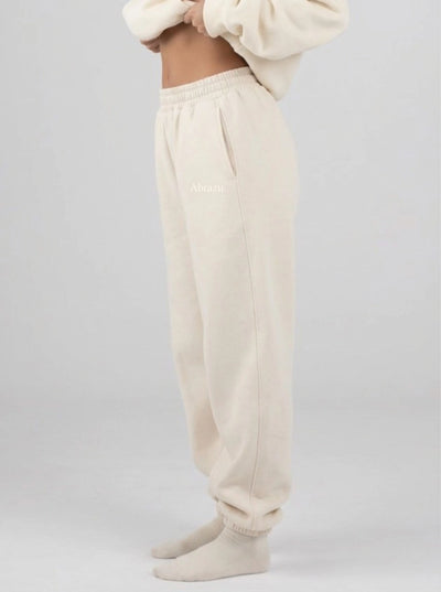 Elena mide 152 cm y lleva una talla M