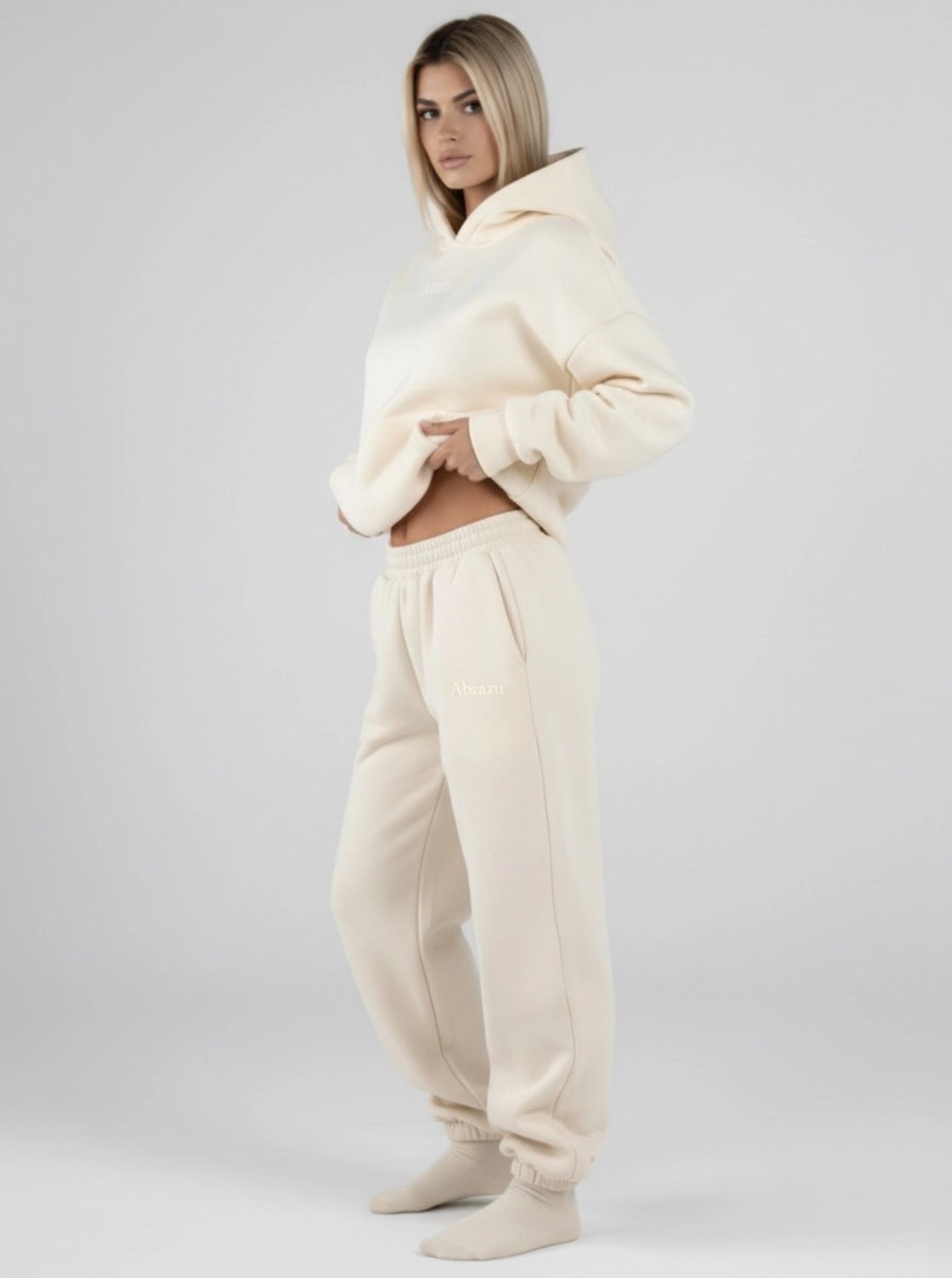 Elena mide 152 cm y lleva una talla M