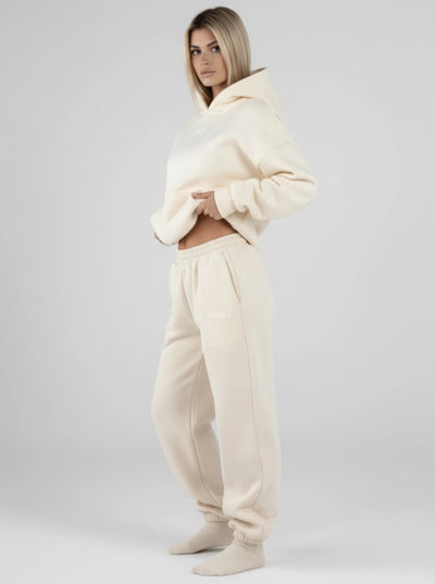 Elena mide 152 cm y lleva una talla M