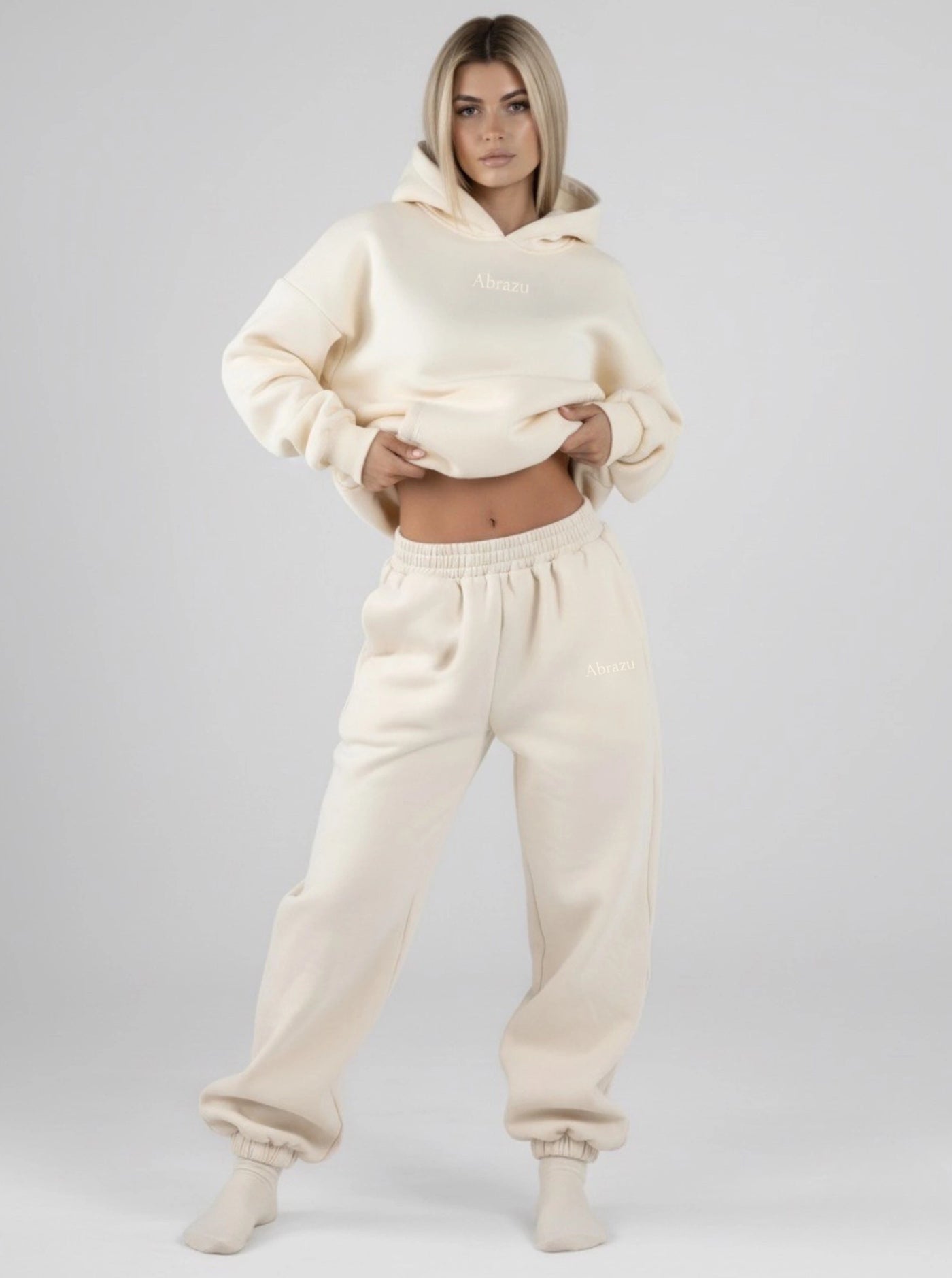 Elena mide 152 cm y lleva una talla M