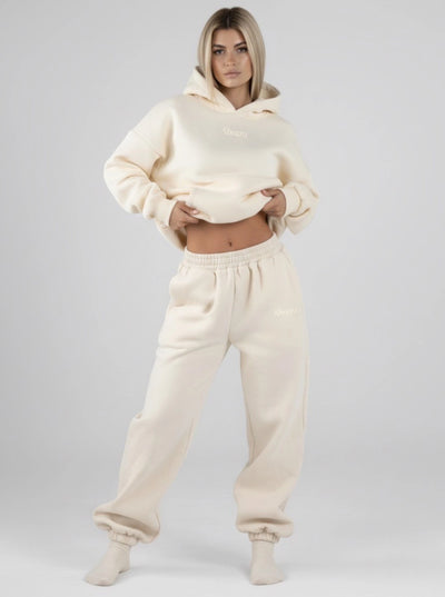 Elena mide 152 cm y lleva una talla M