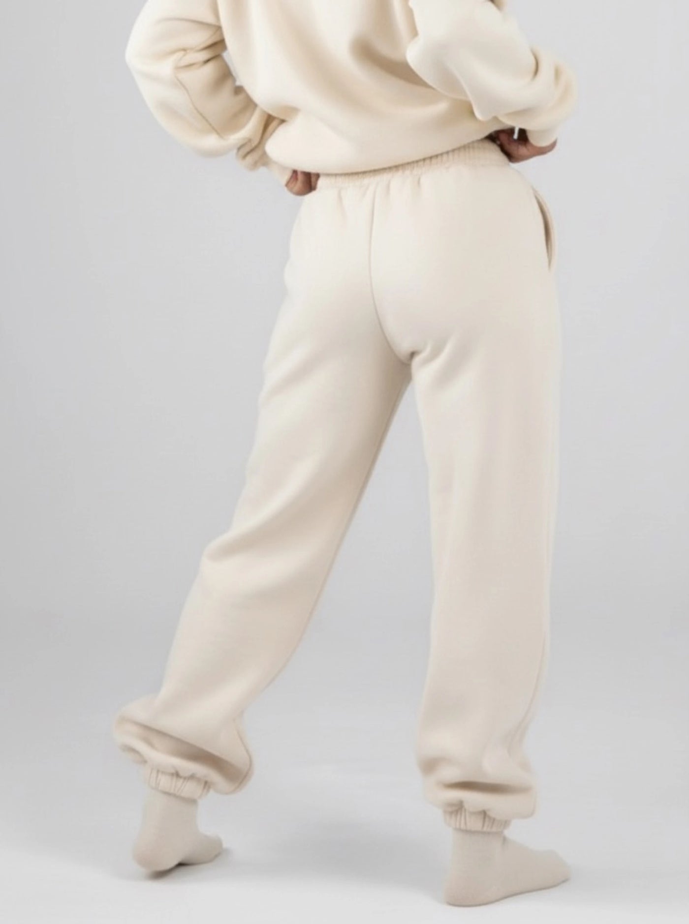 Elena mide 152 cm y lleva una talla M