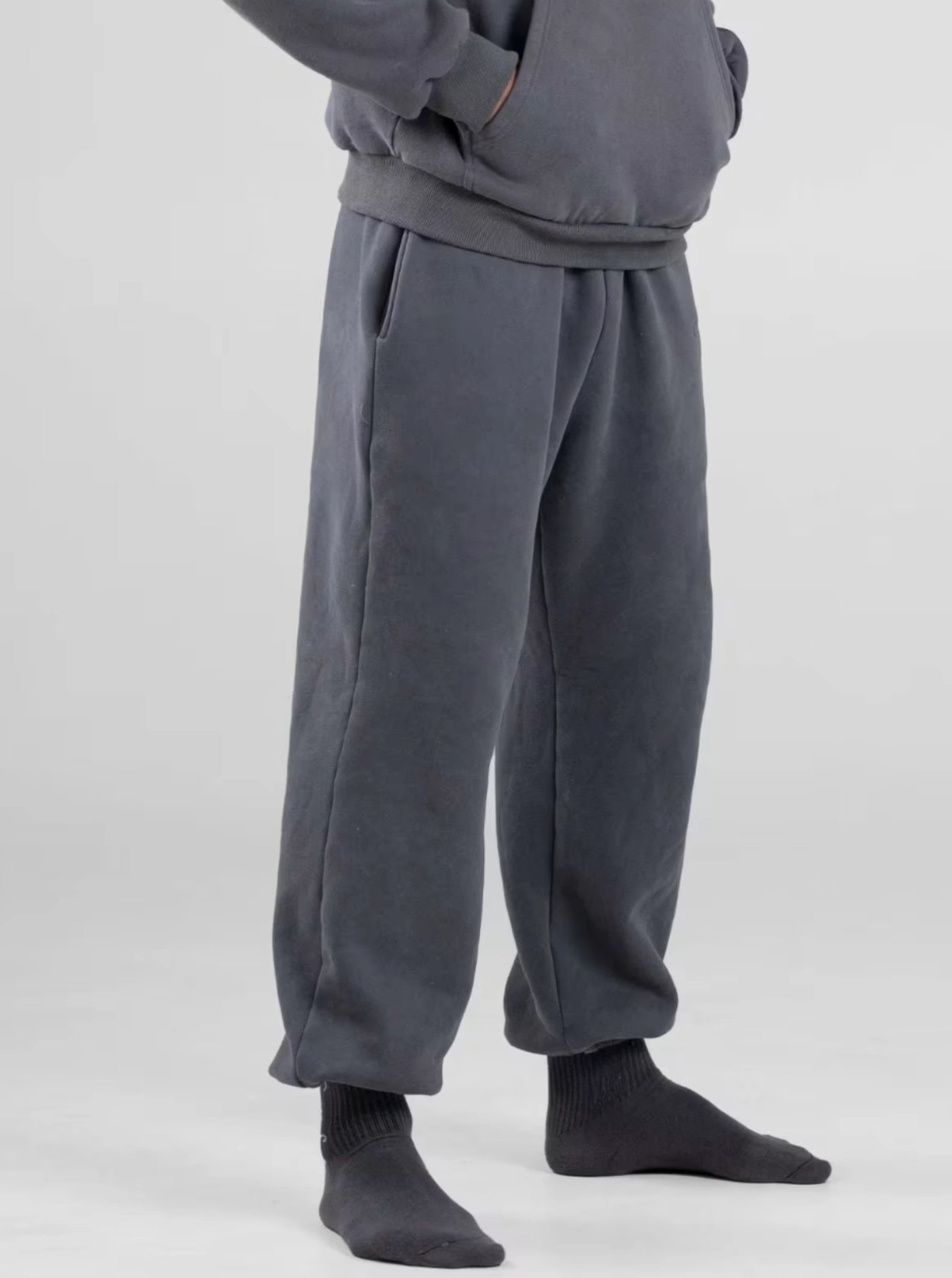 Luis mide 188 cm y lleva una talla L