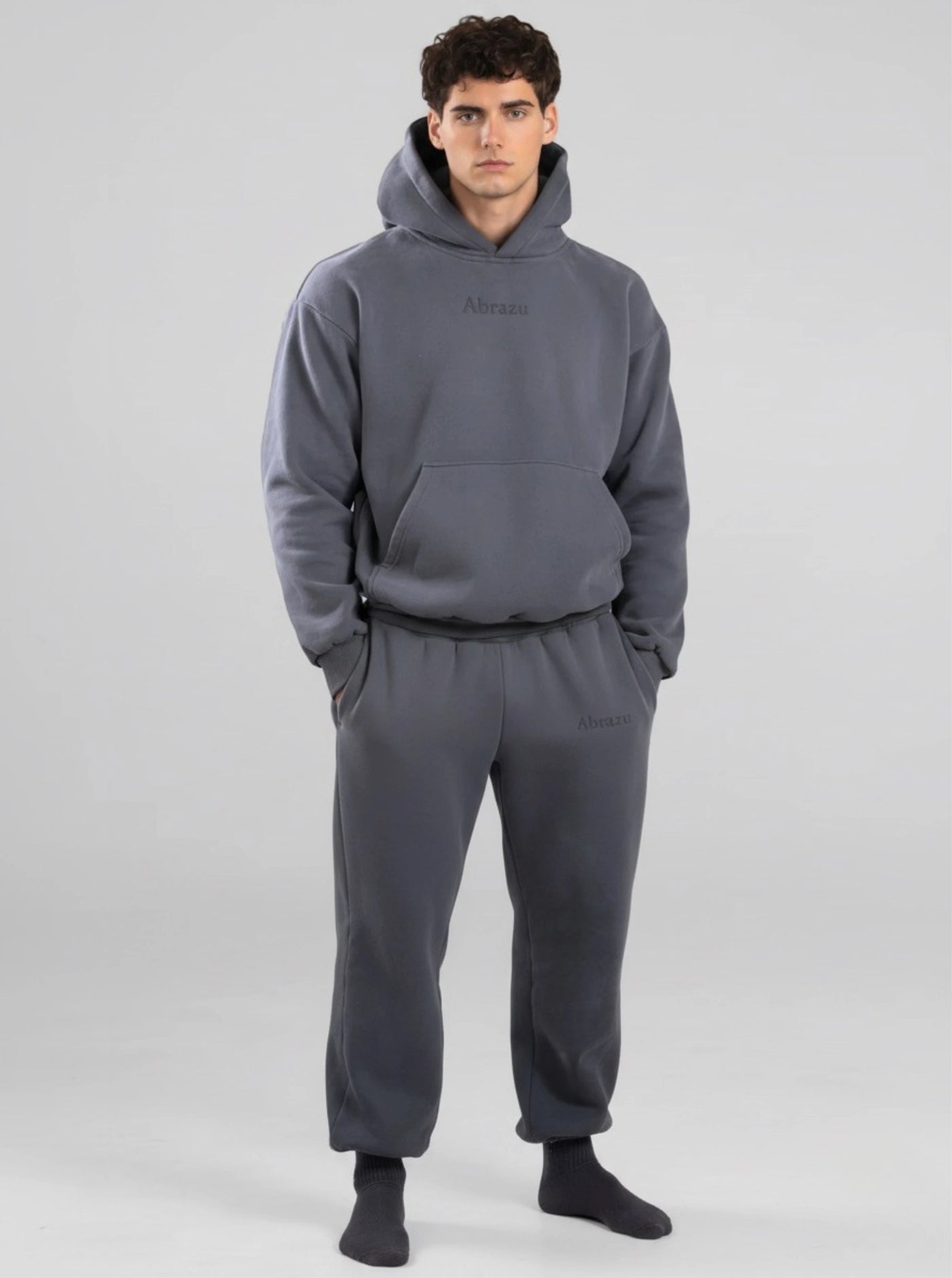 Luis mide 188 cm y lleva una talla L