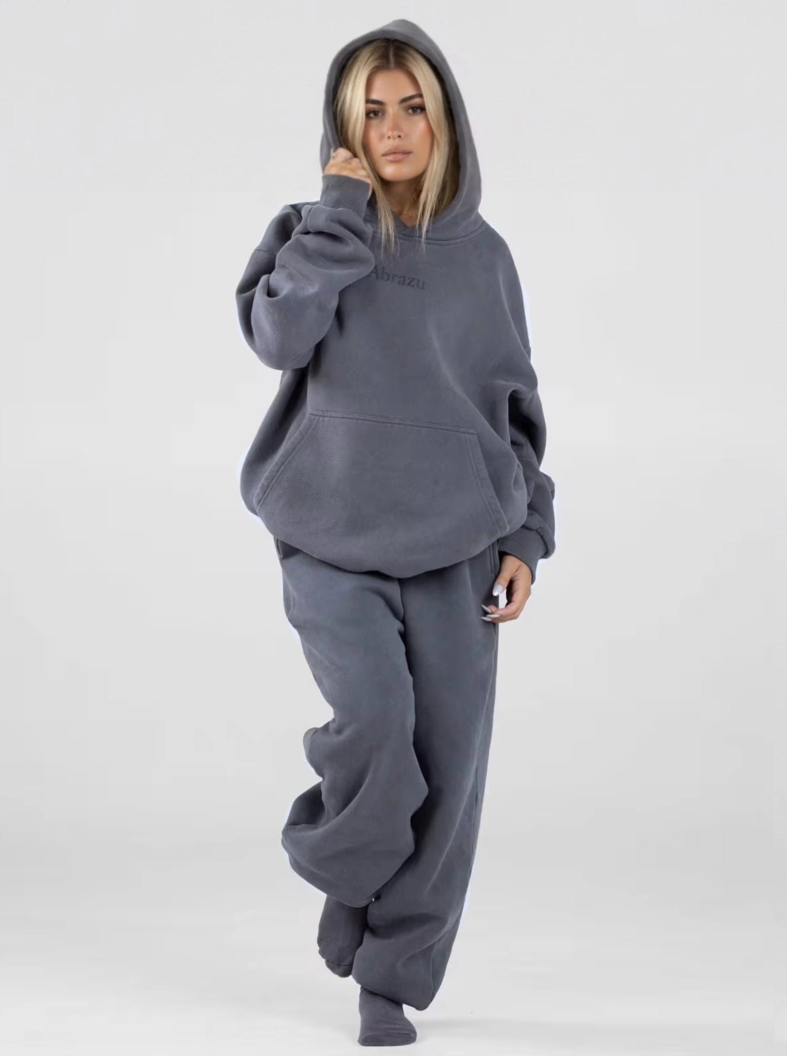 Elena mide 152 cm y lleva una talla M