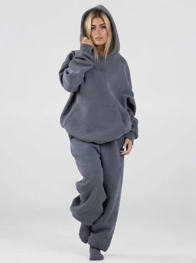 Elena mide 152 cm y lleva una talla M